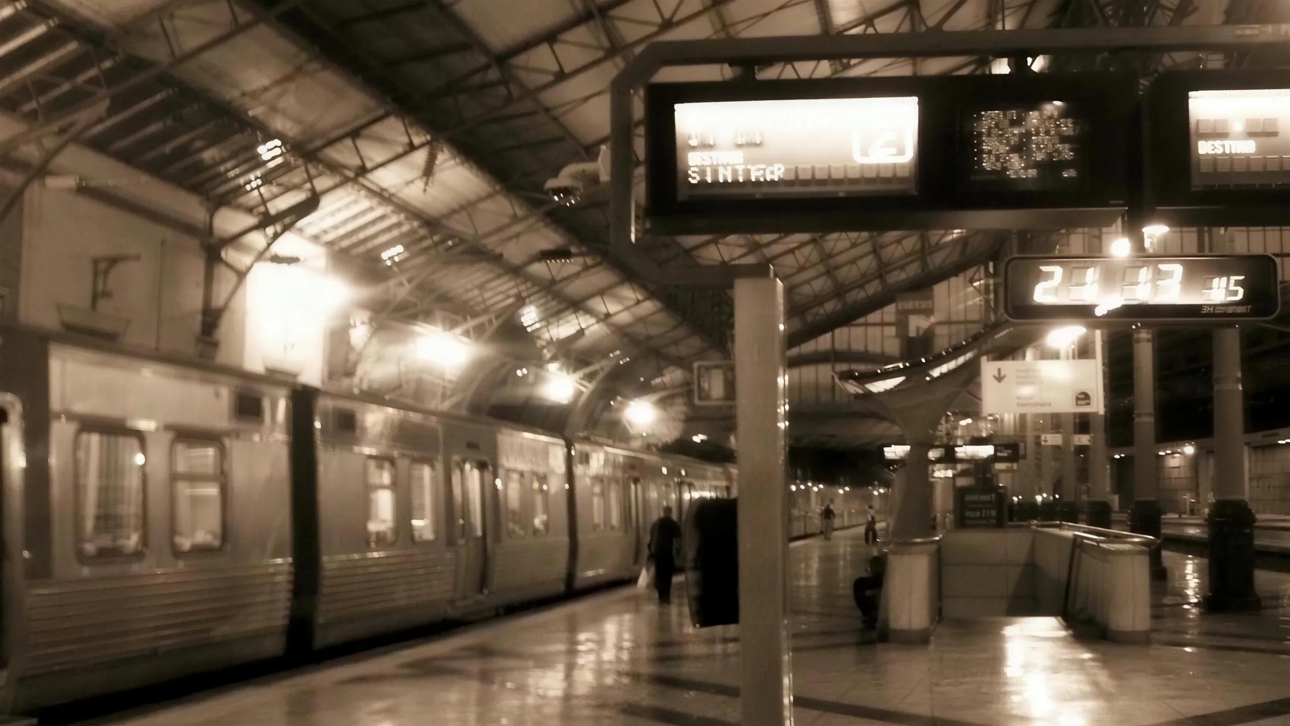 Het perron van station Rossio in Lissabon, 's avonds, met de trein naar Sintra